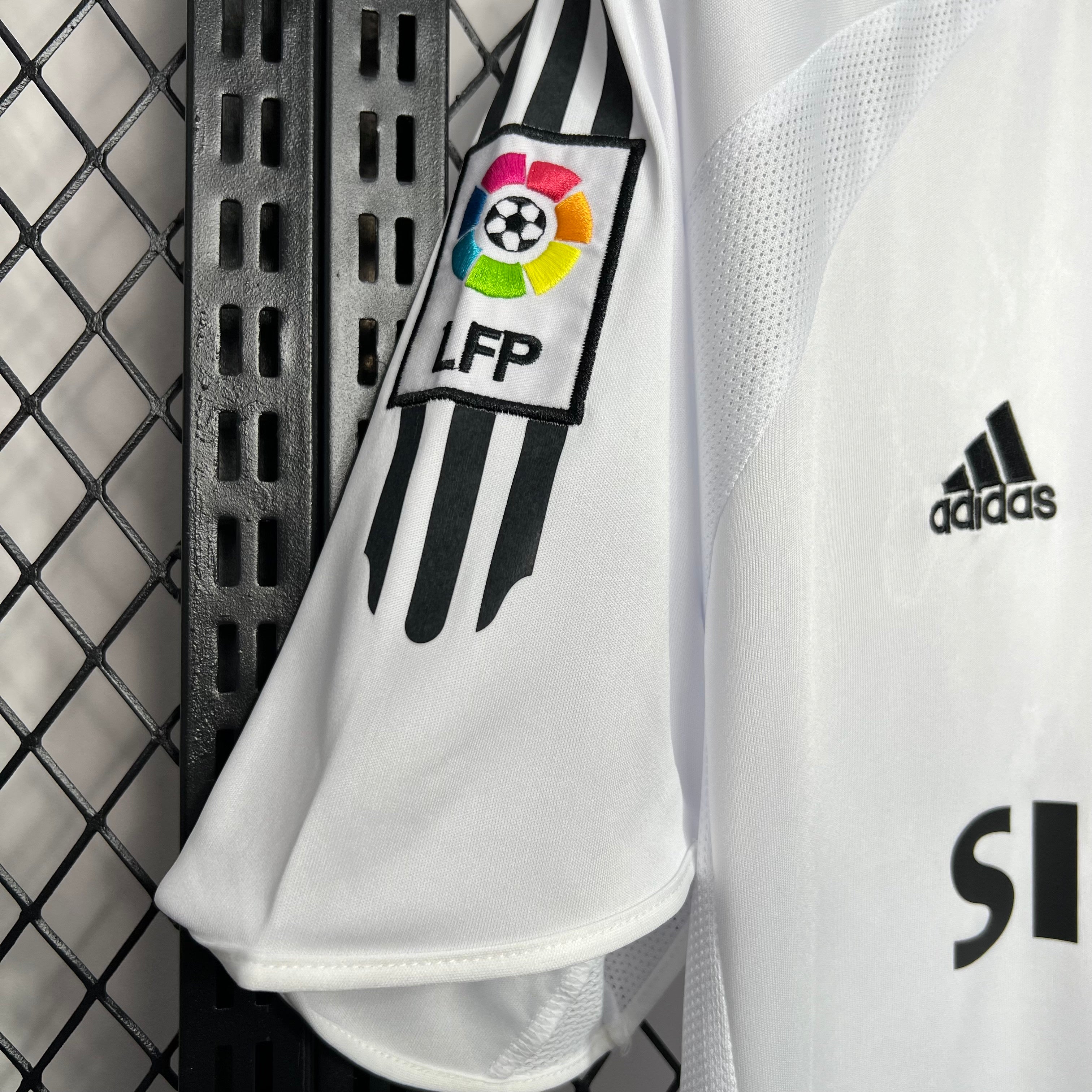 Real Madrid 2005/06 Home Retro Jersey