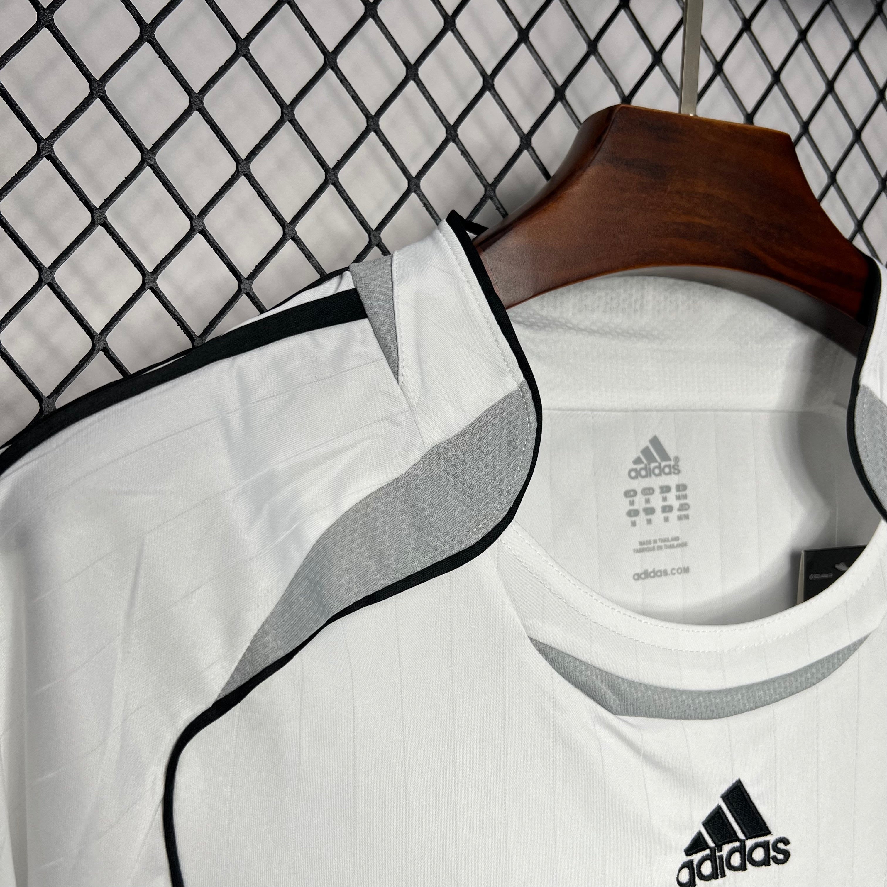 Real Madrid 2006/07 Home Retro Jersey